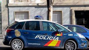 Sorprendido mientras engrilletaba a una joven en Moratalaz, a plena luz del día