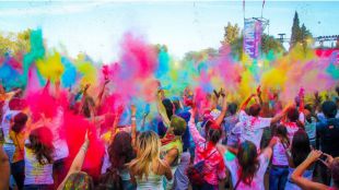 Consiga una bolsa de polvos de colores para llenar de color Madrid