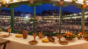 Chinchón se viste de apóstoles y romanos para celebrar su Pasión
