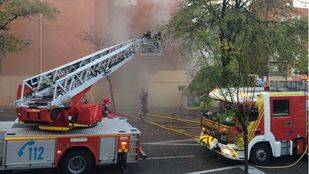 Extinguido un aparatoso incendio en un edificio abandonado de Pozuelo