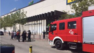 Desalojado el centro comercial de Valdebernardo por la fisura de una viga