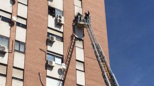 Hospitalizada en estado crítico una anciana intoxicada en el incendio de su vivienda en Tetuán