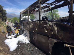 Arde por completo un autobús que transportaba a un coro