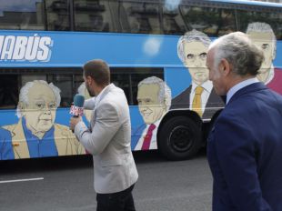 El 'Tramabús' cambia su ruta y visita la sede del Canal de Isabel II