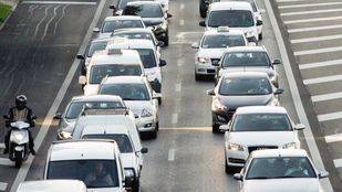 Un accidente en la A-2 y la lluvia provocan grandes retenciones