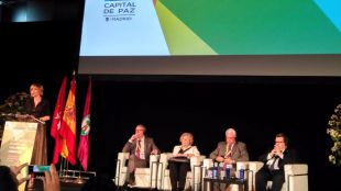 Carmena 'apunta' a los fabricantes de armas: "Hay que identificar bien al enemigo"