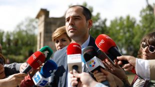 Aguado mantiene su apoyo a Cifuentes y Podemos consultará a sus bases sobre una moción de censura