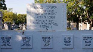 Retirada la placa de la Legión Cóndor en el cementerio de La Almudena