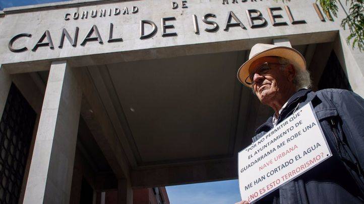 Concentración convocada por el comité de empresa del Canal de Isabel II en la sede de sus instalaciones.