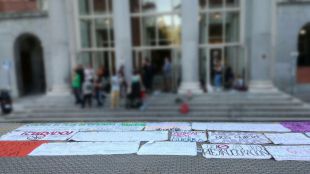 Un grupo de estudiantes se encierra en el Rectorado de la Complutense