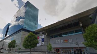 La Policía denuncia la expulsión de dos gays de un centro comercial por besarse