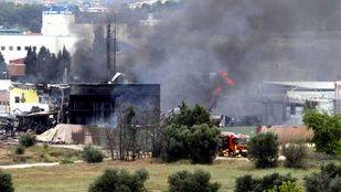 Diez dotaciones de Bomberos continúan en Arganda moviendo materiales y refrescando tras el incendio