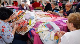 El Ayuntamiento plantea organizar un mercadillo artesanal con artículos hechos en centros de mayores