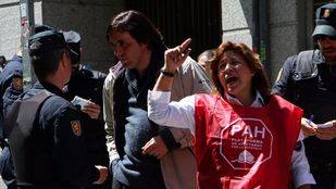 Desahucian a un trabajador municipal de 57 años en Vallecas pese a la fuerte presencia vecinal