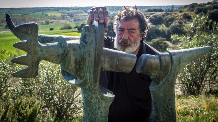 El escultor José Miguel Utande en su casa de San Sebastián de los Reyes.