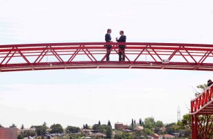 Inaugurada la nueva pasarela peatonal sobre la M-513 en Boadilla del Monte