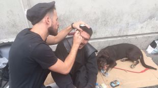 Un joven británico le corta el pelo gratis a las personas sin hogar en Gran Vía