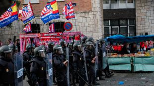 Botellazos, vengalas y cargas policiales: la previa del partido deja más de 20 personas atendidas por el Samur