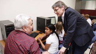 Higueras apoya los talleres de nuevas tecnologías en los centros de mayores