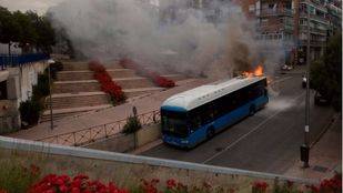 Arde el motor de un bus de la L24 de la EMT a su paso por Entrevías