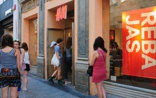 Dos folletos de Consumo ofrecen pautas sobre las compras veraniegas y los derechos de los pasajeros al viajar