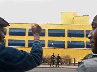 Un juez obliga al CIE de Madrid a permitir que los inmigrantes retenidos utilicen sus teléfonos móviles