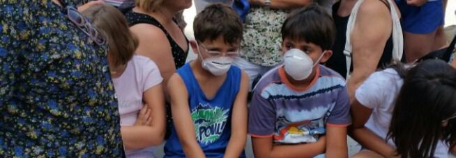 Niños afectados por el humo del incendio