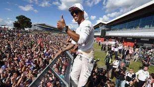 Hamilton reina bajo la lluvia y primer punto para Alonso