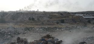 El Ayuntamiento de Madrid trabaja con maquinaria pesada para sofocar el incendio del vertedero ilegal