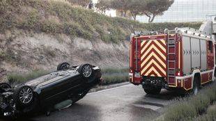 Herida tras caer con su vehículo por un talud de diez metros