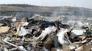 El incendio del vertedero ilegal sigue 48 horas después del inicio de los trabajos de apagado