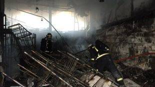 Desalojado un edificio de viviendas por un incendio en una tienda textil de Majadahonda
