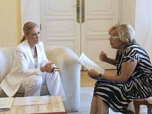 Carmena dice que "no tiene intención" de implantar una tasa turística ni de cajeros