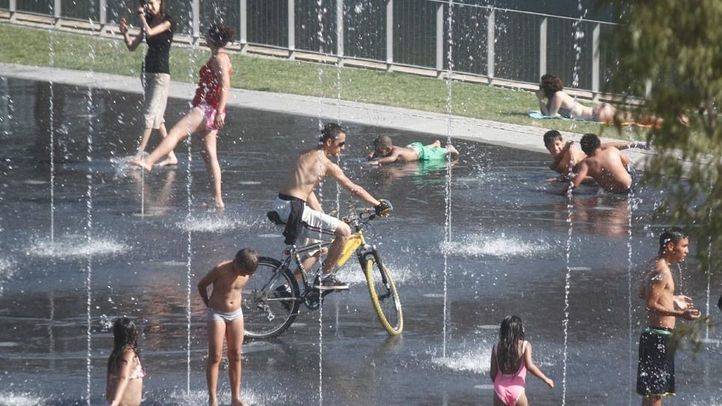 Gente bañándose en la fuente