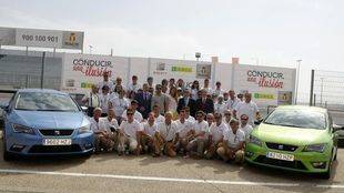 Sesenta ciegos sienten el placer de conducir en el Jarama