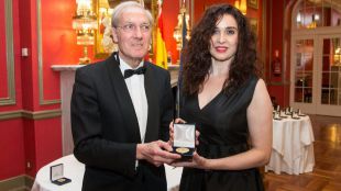 La diseñadora Zoraida Cases recibe la medalla de oro del Foro Europa 2001