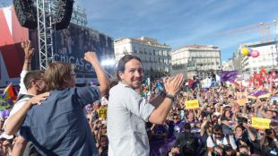 Miles de personas respaldan en Sol la moción 'estéril' contra Rajoy