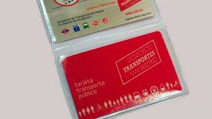 Cifuentes se compromete a extender el abono joven, con una tarifa plana de 20 euros, hasta los 26 años en octubre