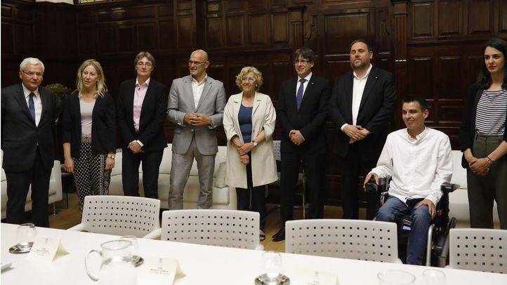 Reunión entre el Ayuntamiento de Madrid, con Manuela Carmena al frente, y la Generalitat de Catalunya, con su presidente, Carles Puigdemont.