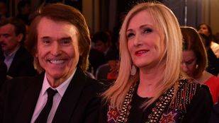 Cristina Cifuentes, presidenta de la Comunidad de Madrid, y el cantante Raphael.