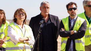 Inés Sabanés, delegada de Medio Ambiente y Movilidad, Paco Pérez, concejal presidente de Villa de Vallecas y Pedro del Cura, alcalde de Rivas Vaciamadrid han visitado el vertedero ilegal del Camino de la Leña, en Valdemingómez.