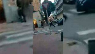 Momento en que la Policía entra en la peluquería y detiene al hombre atrincherado.