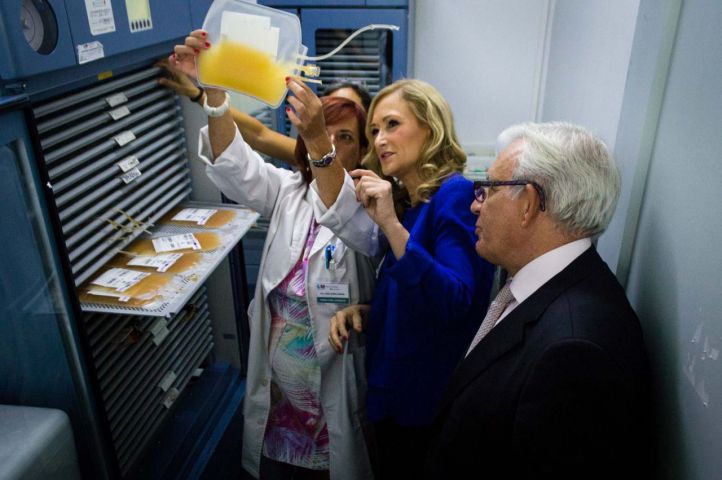 Visita de Cristina Cifuentes y Jesús Sánchez Martos al centro de transfusiones de Valdebernardo.