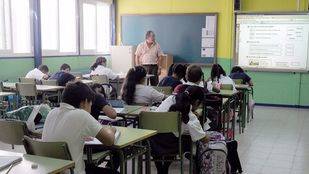 Cifuentes negocia con los sindicatos un acuerdo para contratar a 2.800 profesores