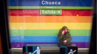 Retiran el vinilo arcoíris de la estación de Metro de Chueca