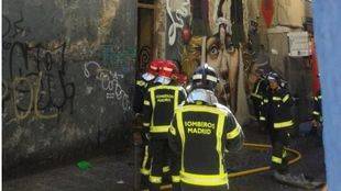 Cinco intoxicados por humo en el incendio de un edificio 'okupa' en Lavapiés
