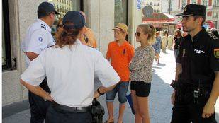 La Policía Nacional patrulla este verano junto a agentes franceses