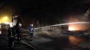 Un incendio afecta gravemente a un local de un centro comercial de Brunete