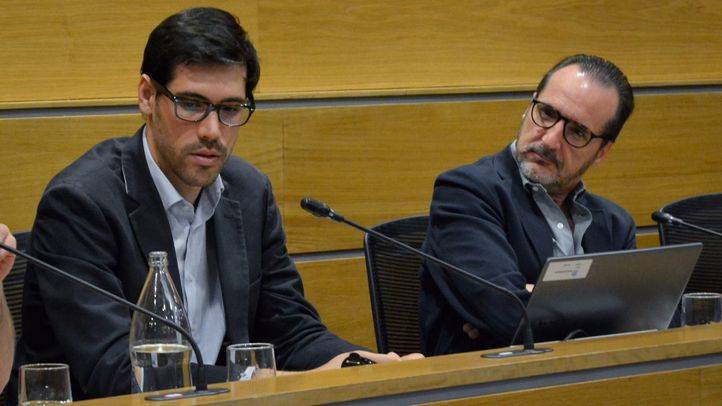 Juan Galiardo, director de Operaciones de Uber España (d) junto a Francisco Aranda, secretario general de UNO (i).