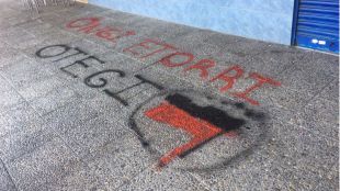 Aparecen pintadas de 'Bienvenido Otegi' a las puertas de la sede del PP de Coslada
